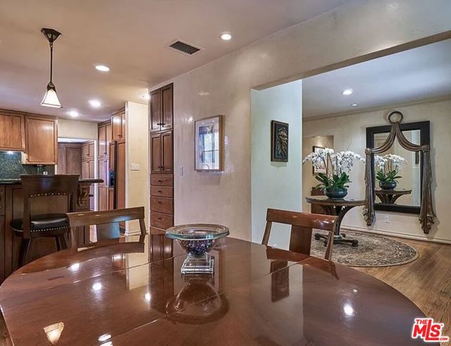 2229 S Beverly Drive, Los Angeles CA: https://media.crmls.org/mediaz/820fb456-1286-4b2b-89fb-3b797122bfb7.jpg