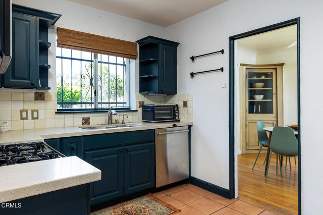 11074 Emelita Street Street, Los Angeles CA: https://media.crmls.org/mediaz/8210e569-0338-45a7-b926-9ba3e4652a9b.jpg