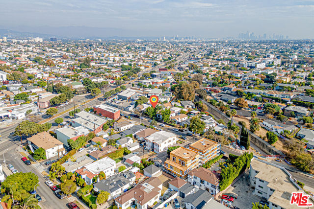 1618 S Burnside Avenue, Los Angeles CA: https://media.crmls.org/mediaz/82125780-d250-4bdb-9788-25f254595556.jpg