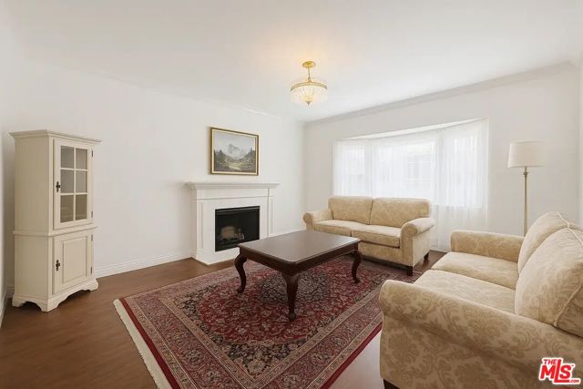 21620 Burbank Boulevard, Woodland Hills CA: https://media.crmls.org/mediaz/82129462-5c2e-4acc-99e7-75319af8038c.jpg