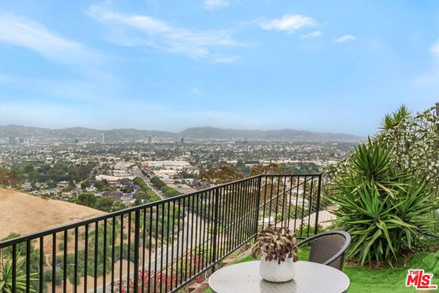 4223 Don Carlos Drive, Los Angeles CA: https://media.crmls.org/mediaz/82142567-751c-4ec7-a5d1-ba08729eabc2.jpg