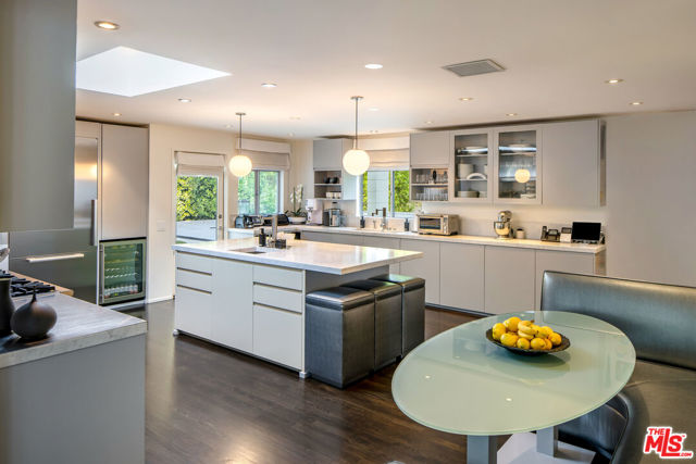 16745 Bosque Drive, Encino CA: https://media.crmls.org/mediaz/8214cb67-c6ef-4d3d-9c94-29eb83fb8e74.jpg