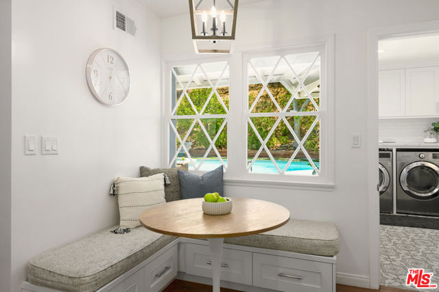 3856 Hayvenhurst Avenue, Encino CA: https://media.crmls.org/mediaz/8214cd8f-d080-4e33-94cb-cd5673f83de2.jpg
