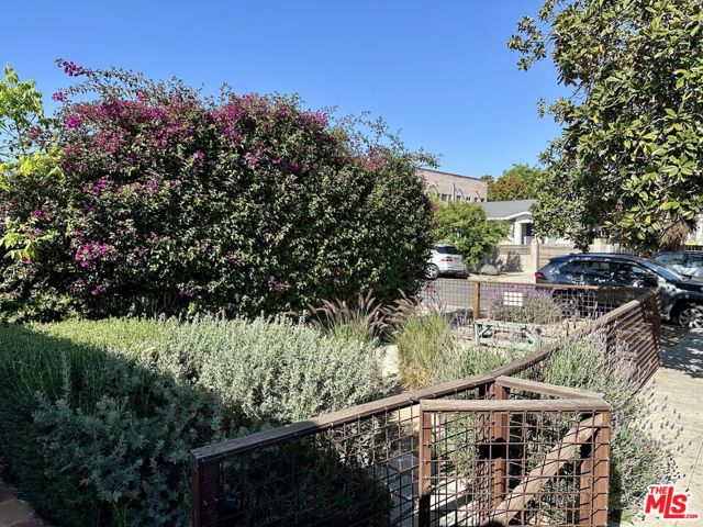 2941 9th Avenue, Los Angeles CA: https://media.crmls.org/mediaz/82150316-9f48-4e95-a29c-62fd07a35b50.jpg