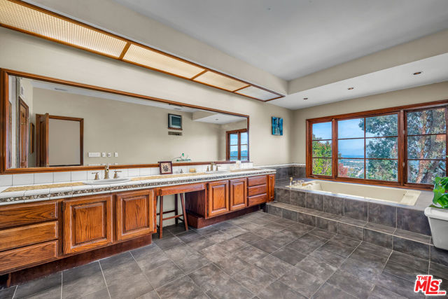 6024 Woodland View Drive, Woodland Hills CA: https://media.crmls.org/mediaz/82154177-dc9b-4c70-bbcc-f2db81546dea.jpg