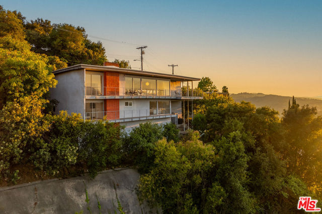 3268 Wrightwood Drive, Studio City CA: https://media.crmls.org/mediaz/8217d7ee-a50d-4338-9655-b924d67cd5c1.jpg