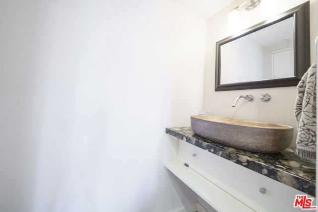642 Hermosa Avenue, Hermosa Beach CA: https://media.crmls.org/mediaz/82182e43-756e-469d-bc52-ce847beb7caf.jpg