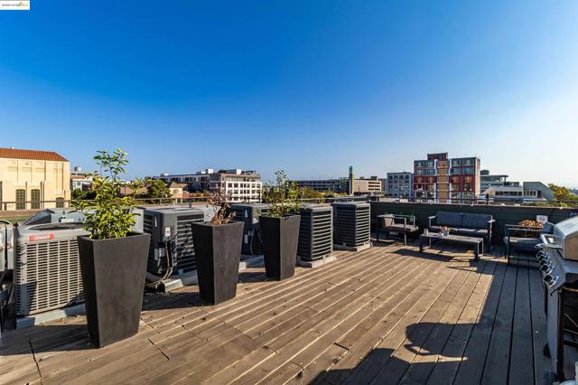 410 Webster St, Oakland CA: https://media.crmls.org/mediaz/821881aa-bf06-48a2-bc26-c89ccff7a59d.jpg