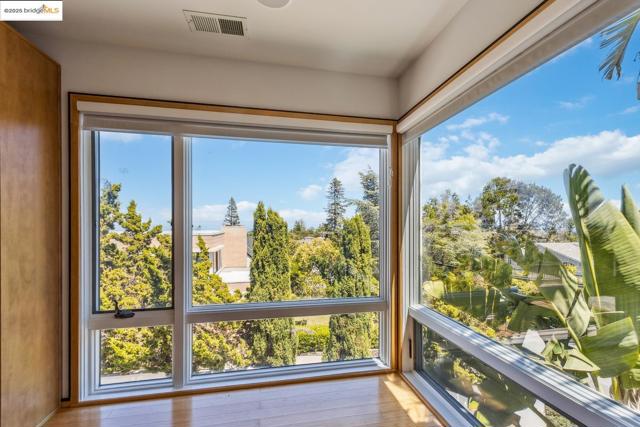 2912 Hillside DR, Burlingame CA: https://media.crmls.org/mediaz/82189e71-adf6-40e4-b9c1-90225355b8e3.jpg