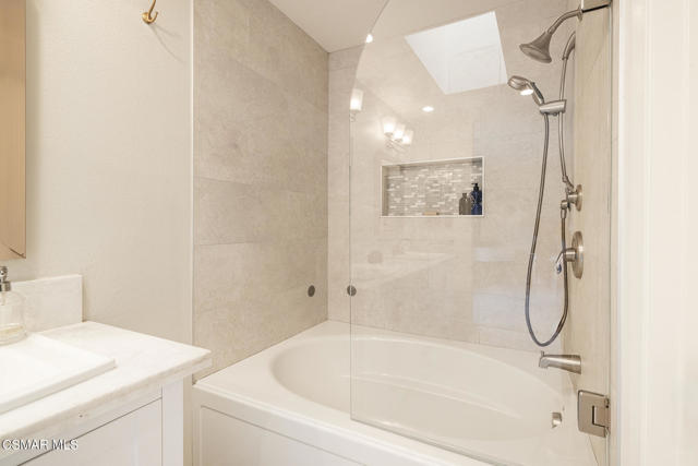 4427 Skyglen Court, Moorpark CA: https://media.crmls.org/mediaz/8218dc7e-3951-4a48-94e4-4e3ed734cf19.jpg
