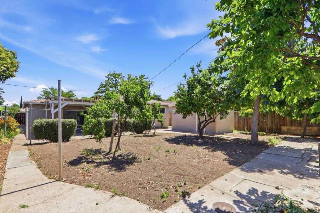 https://media.crmls.org/mediaz/8219583b-79ac-487c-8407-452a5f1ed88d.jpg?preset=X-Large