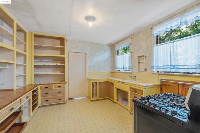 1136 S Ridgeley, Los Angeles CA: https://media.crmls.org/mediaz/8219c749-6bf3-4291-bcd8-53d19bcd6e8b.jpg