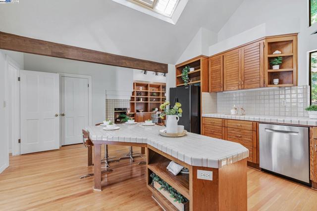 2394 Ironwood Pl, Alamo CA: https://media.crmls.org/mediaz/8219cb62-9a3f-47e1-96a2-0a26f3fc3aa5.jpg