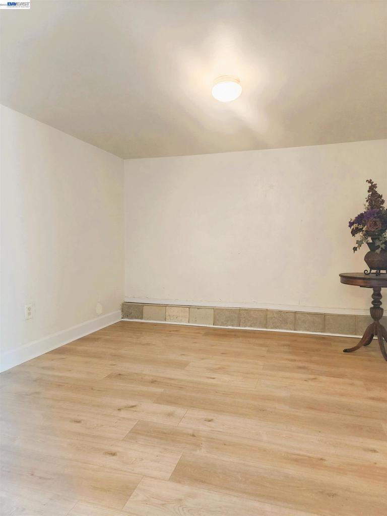 https://media.crmls.org/mediaz/8219d360-ce89-414a-8fe9-466713e9b967.jpg?preset=X-Large