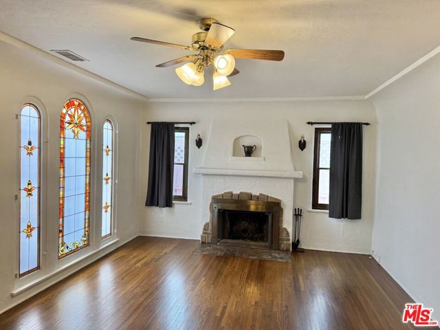 2437 Granville Avenue, Los Angeles CA: https://media.crmls.org/mediaz/8219de1a-88a8-40c2-affa-0167a431df11.jpg