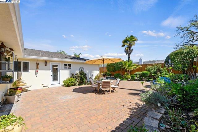 5720 San Juan Way, Pleasanton CA: https://media.crmls.org/mediaz/821a5bfc-7e02-494e-90f8-3c8db543bd50.jpg