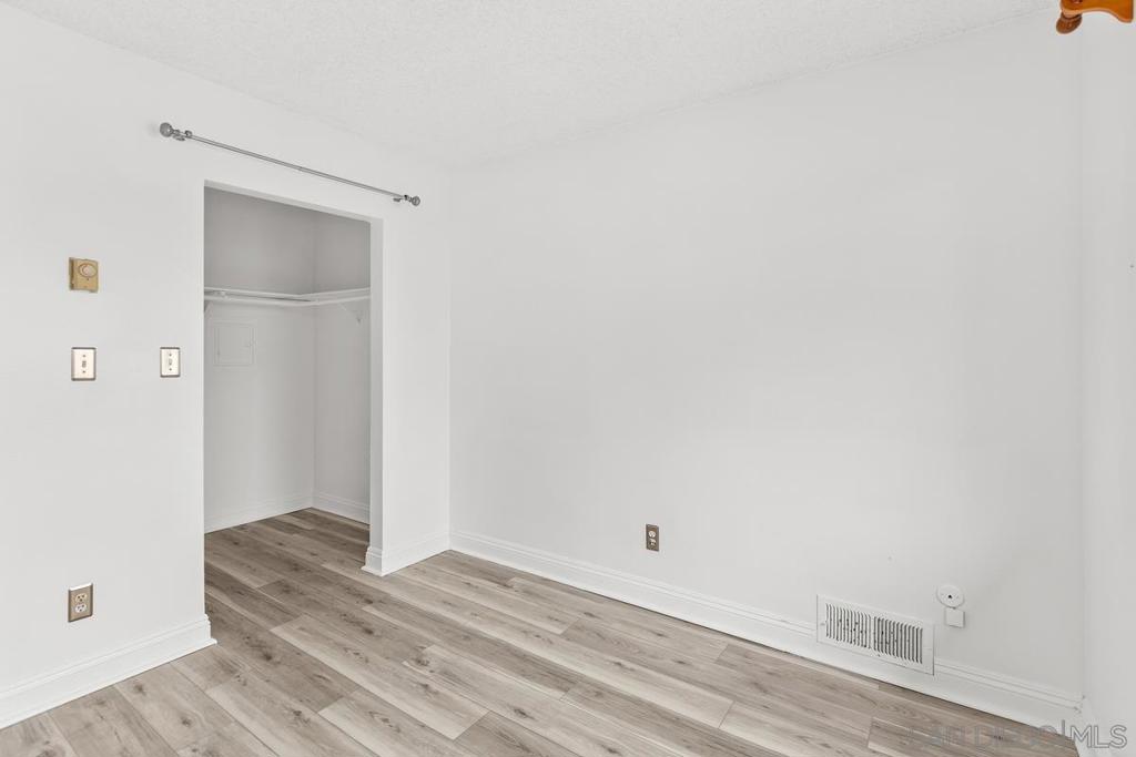 https://media.crmls.org/mediaz/821aa419-e122-452e-9ef8-42f42e095fe3.jpg?preset=X-Large