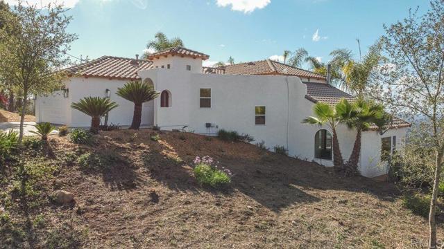1810 Via Ladera, Fallbrook CA: https://media.crmls.org/mediaz/821c45ea-1389-4cd1-947c-c1c04cd9ce51.jpg