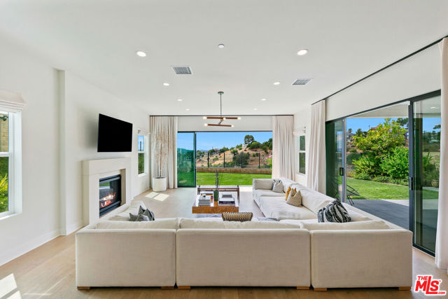 21316 Poema Place, Chatsworth CA: https://media.crmls.org/mediaz/821c5b6c-0e4a-4517-9162-0a7eca8cb679.jpg