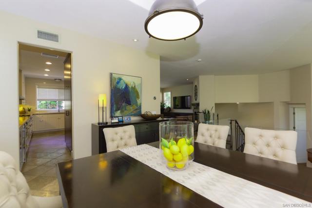 2537 Carriagedale Row, La Jolla CA: https://media.crmls.org/mediaz/821c6a58-aa24-49ea-bfd9-0a87a7de795a.jpg