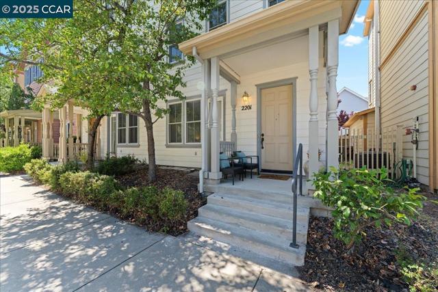 2201 Tsushima St, Hercules CA: https://media.crmls.org/mediaz/821d5fbc-83d2-46e6-b2db-82be3a44f2c1.jpg