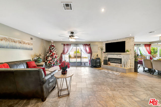 2425 Dusan Street, Simi Valley CA: https://media.crmls.org/mediaz/821e1dd1-b0bc-41f1-b547-c6c0f02bc3ac.jpg