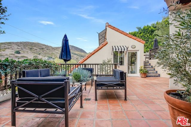 2880 Searidge Street, Malibu CA: https://media.crmls.org/mediaz/821eee59-afc7-4c59-9a99-df07864382a5.jpg