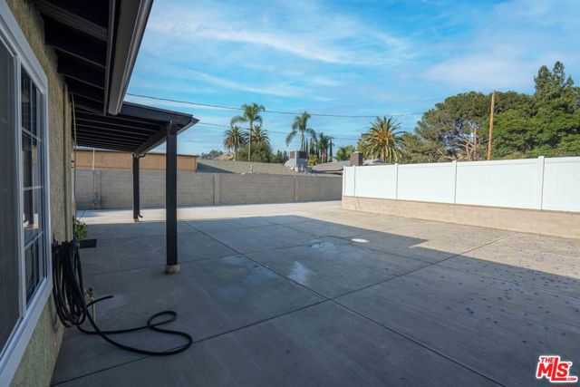 9701 Wheatland Avenue, Sunland CA: https://media.crmls.org/mediaz/821ffe1c-c72f-44b7-b52d-d2f0b22cb181.jpg