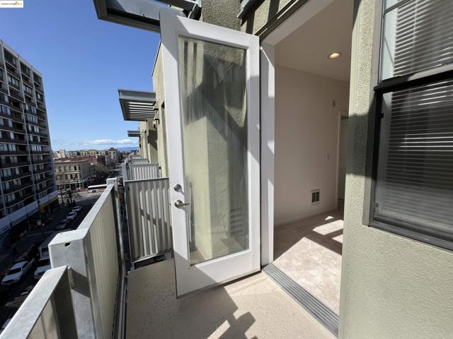 989 Franklin St, Oakland CA: https://media.crmls.org/mediaz/82209e08-5812-4013-83a9-38c40582805c.jpg