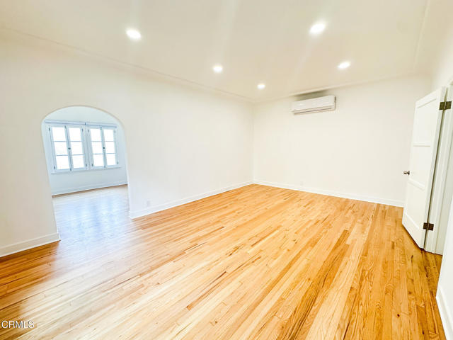 1540 E Wilson Avenue, Glendale CA: https://media.crmls.org/mediaz/8221c107-dd69-4189-adcd-e0c70ec3cdc5.jpg