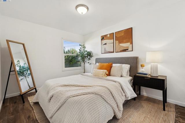 108 Cypress St, Alameda CA: https://media.crmls.org/mediaz/8222160b-bae1-4603-9071-1fccf9809d74.jpg