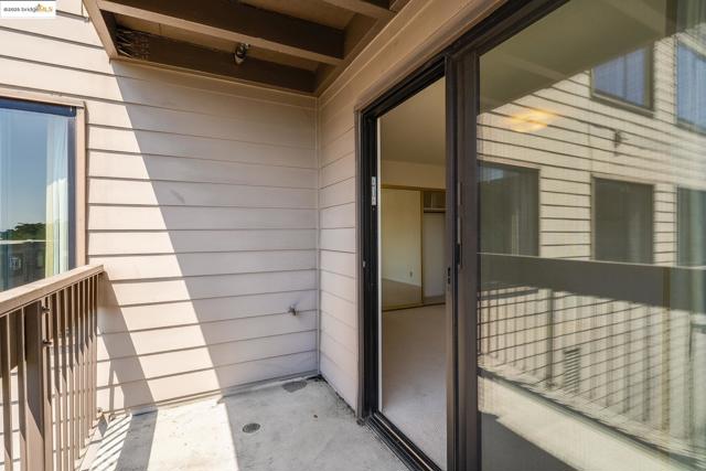 5177 Diamond Heights BLVD, San Francisco CA: https://media.crmls.org/mediaz/822219f3-2a1a-42c9-8824-04624f5976d6.jpg