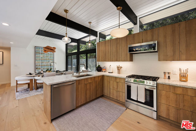 3905 Pacheco Drive, Sherman Oaks CA: https://media.crmls.org/mediaz/8222248c-6651-4bcf-8232-7323ee349486.jpg