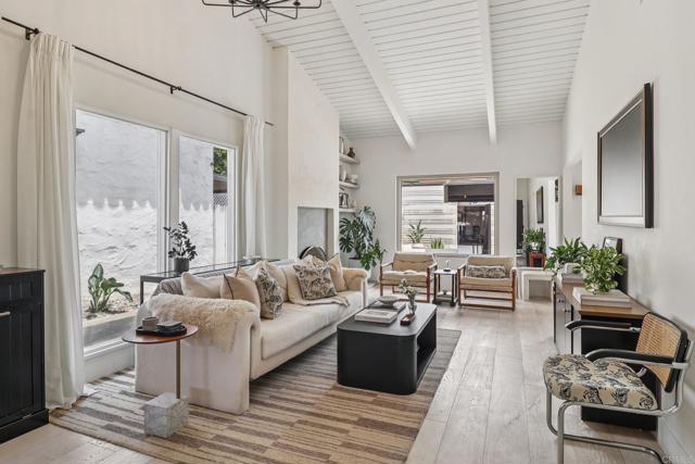 4352 Loma Riviera Court, San Diego CA: https://media.crmls.org/mediaz/8222605b-c58c-480f-98e2-2b3d265b455b.jpg