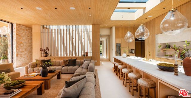 1039 Wallace, Beverly Hills CA: https://media.crmls.org/mediaz/82227b7d-8449-46fe-a7bb-eae3ff2d4edc.jpg