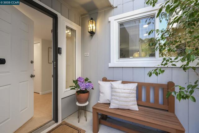 2510 Tea Tree Ct, Martinez CA: https://media.crmls.org/mediaz/82227c94-e1d4-440f-a8ba-e88a99de0f42.jpg