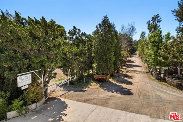 1048 E La Loma Avenue, Somis CA: https://media.crmls.org/mediaz/822301cd-dea7-433f-a274-7393da6bfe23.jpg