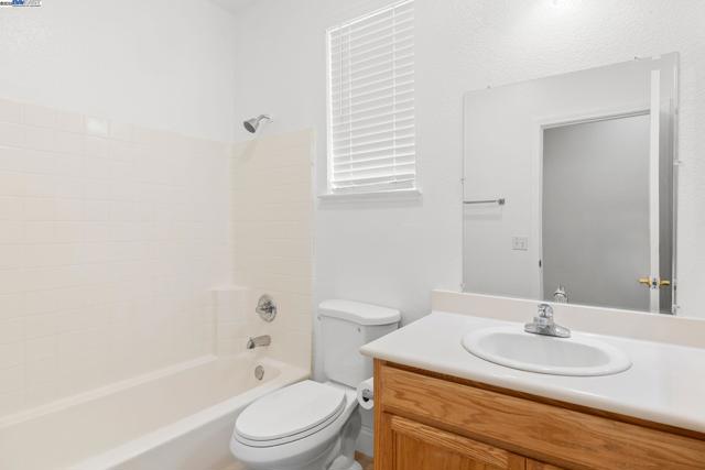 4 Mistyvale Ct, Sacramento CA: https://media.crmls.org/mediaz/8223f6cc-16e1-40b5-8295-733e4a82270d.jpg