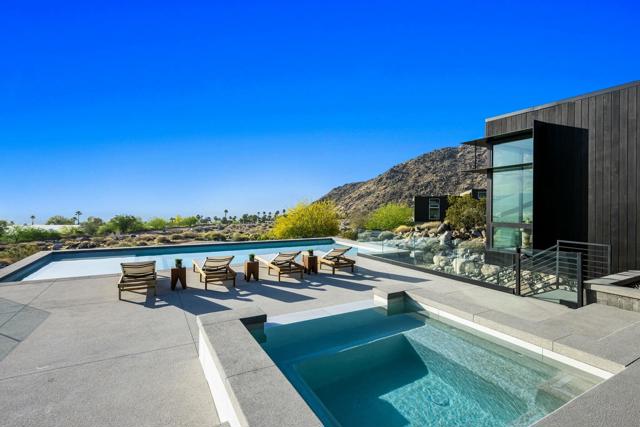 2085 Desert Flower Court, Palm Springs CA: https://media.crmls.org/mediaz/822509cc-9910-4105-85a7-1ac23beb0112.jpg