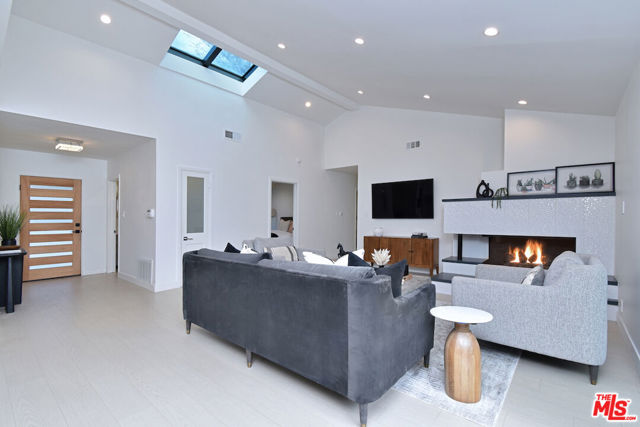 4512 Libbit Avenue, Encino CA: https://media.crmls.org/mediaz/822535ba-a44c-4199-bc87-ecb1e90979ed.jpg