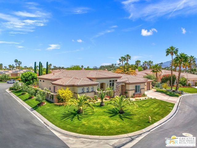1 Toscana Way, Rancho Mirage CA: https://media.crmls.org/mediaz/822601f4-8fd7-49b5-97c6-8c0e04cb2aee.jpg