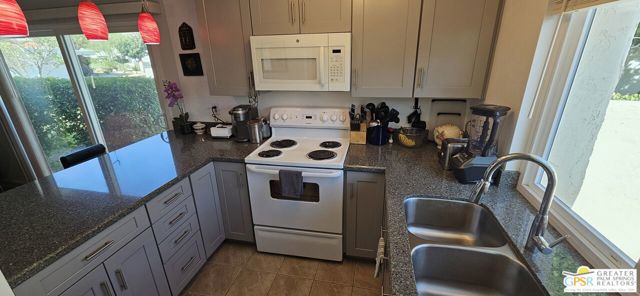 5920 Paradise Plaza, Palm Springs CA: https://media.crmls.org/mediaz/8226f0a2-30c8-4214-bdf7-1c9636538eaa.jpg