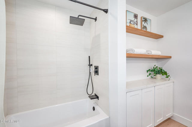 674 Lautrec Court, Thousand Oaks CA: https://media.crmls.org/mediaz/8226f2bd-403b-4503-b619-16c23b0ba662.jpg