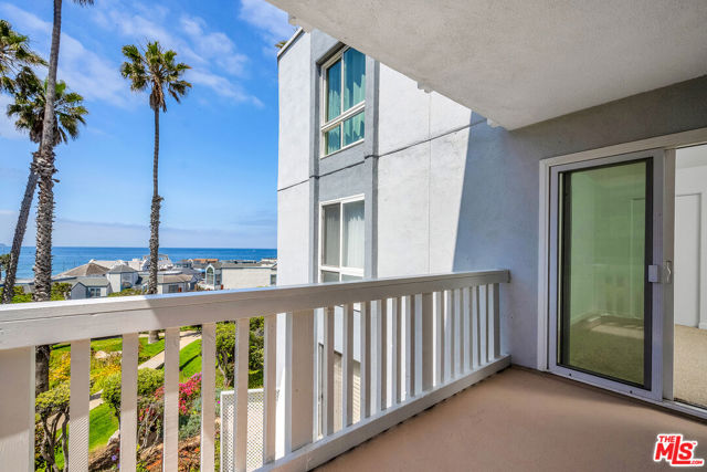 620 The, Redondo Beach CA: https://media.crmls.org/mediaz/82272bfd-9870-4412-af87-8474922676f8.jpg