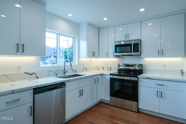 Detail Gallery Image 2 of 16 For 519 1/2 N Avenue 50, Los Angeles,  CA 90042 - 4 Beds | 4 Baths