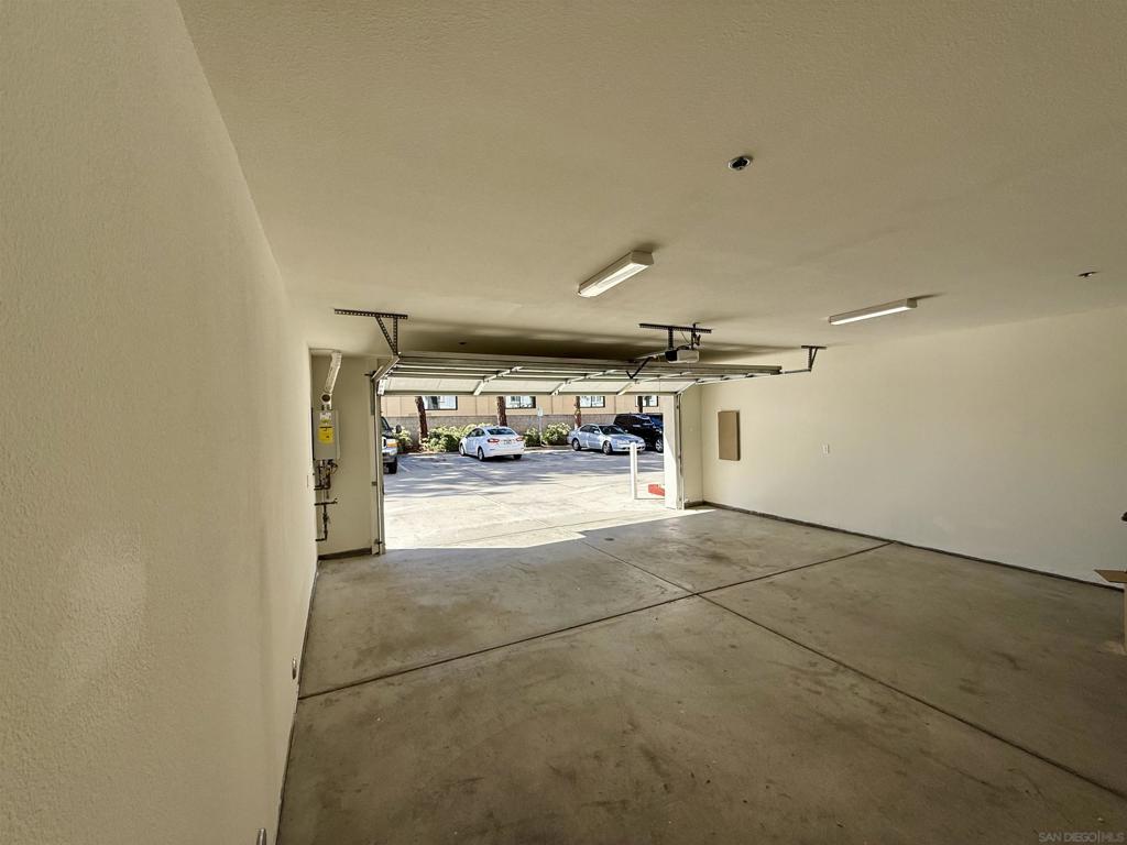 https://media.crmls.org/mediaz/822869cd-1cf8-46fa-b385-fe4a52e9122f.jpg?preset=X-Large