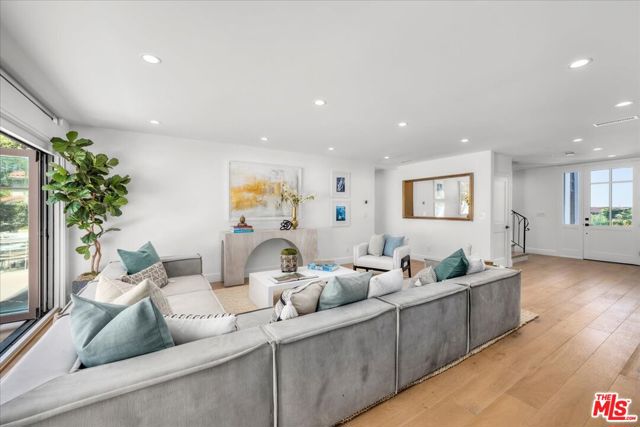 1736 Paseo Del Mar, Palos Verdes Estates CA: https://media.crmls.org/mediaz/8228e20e-200f-4035-8602-c919b93bd8b9.jpg