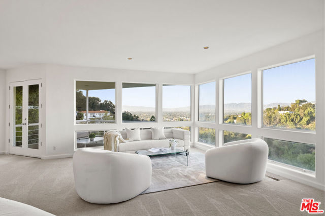 3670 Avenida Del Sol, Studio City CA: https://media.crmls.org/mediaz/8229ad80-08db-4bd6-82e5-e81fcfd5db2f.jpg