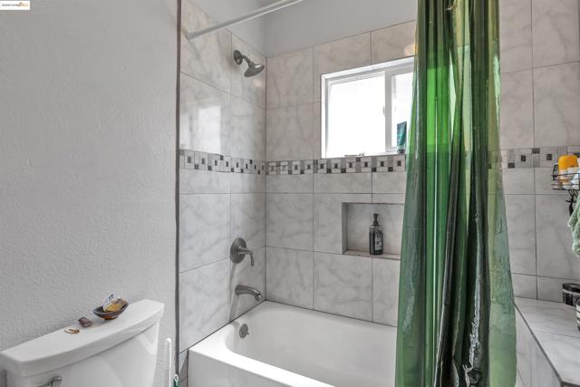 5537 Claremont Ave, Oakland CA: https://media.crmls.org/mediaz/822a18d5-83ea-47f0-9268-aa395bffe8ac.jpg