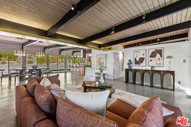 4944 Hood Drive, Woodland Hills CA: https://media.crmls.org/mediaz/822bcbe4-d227-4460-94fb-c50a48a3b3b5.jpg